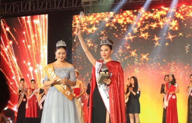 Hoa hậu Hoàn cầu Trung Quốc không dám cười lúc đăng quang chỉ vì... răng hô