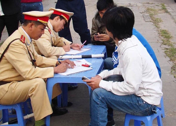 Bị CSGT giữ bằng lái, có được làm thủ tục cấp lại hay không?