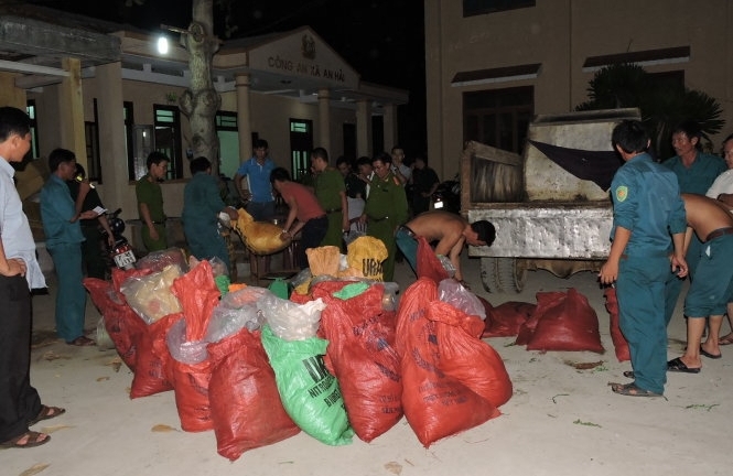 Bắt xe ô tô vận chuyển trái phép gần 1 tấn thuốc nổ