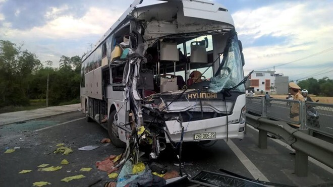 Xe khách đâm xe tải đỗ bên đường trong đêm, 1 người tử vong