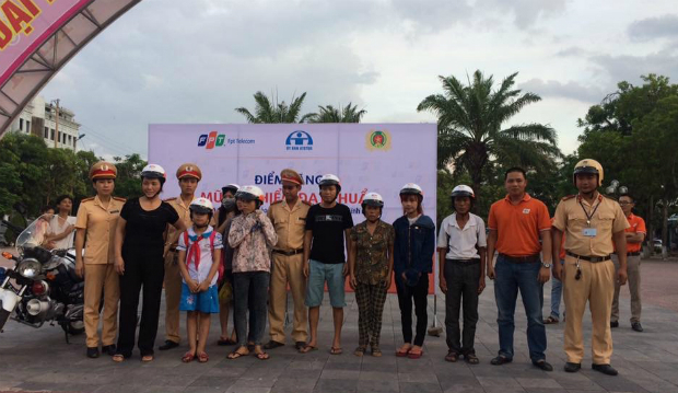 Hà Tĩnh: CSGT phát mũ bảo hiểm cho đối tượng vi phạm là người nghèo