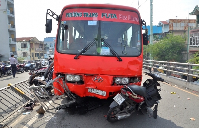 Bước đầu xác định nguyên nhân vụ xe khách tông 9 người trên cầu vượt