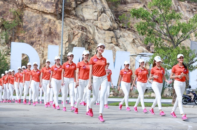 Người đẹp Hoa hậu Hoàn vũ thích thú tập golf