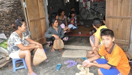 Cảm cảnh cuộc sống xóm đèn dầu giữa lòng thành phố