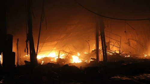 4 cửa hàng thời trang bốc cháy ngùn ngụt giữa đêm