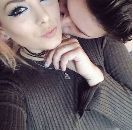 Bố mẹ bắt chước ảnh tự sướng của con gái và bạn trai trên Twitter