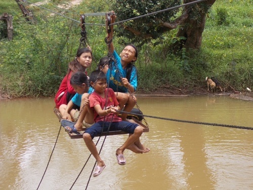 Thót tim cảnh học sinh đu dây qua sông để đến trường