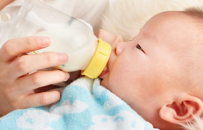 Em bé 1 tháng tuổi suýt tử vong vì mẹ trộn nhầm sữa với rượu Vodka