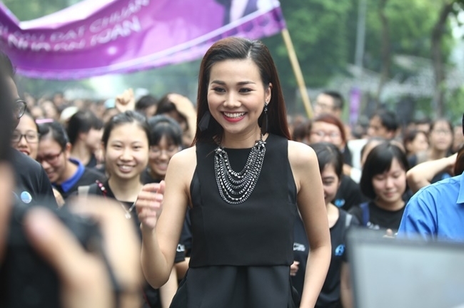 Xuân Bắc giúp Thanh Hằng xỏ lại giày giữa phố