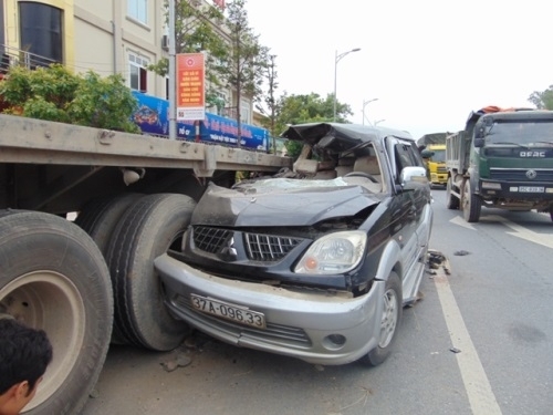 Dọa người điều khiển xe gây tai nạn phải đưa tiền phạm tội gì?