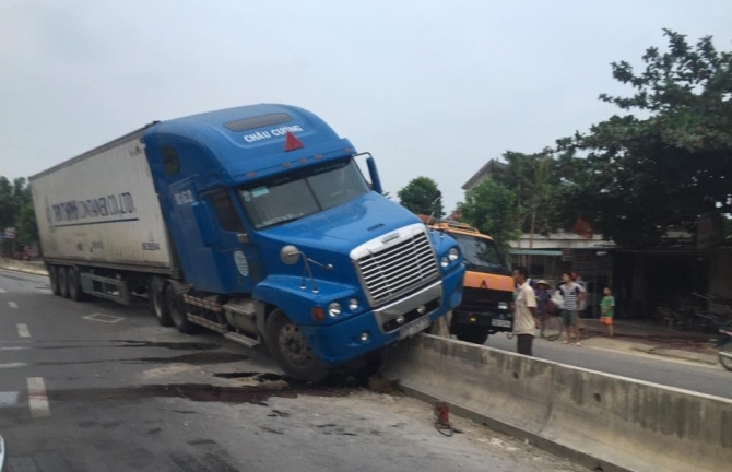 Nổ lốp bất ngờ, xe đầu kéo 