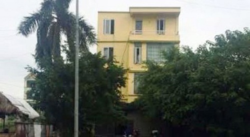 Phát hiện thi thể trẻ sơ sinh trong nhà tắm, cứu kịp người mẹ