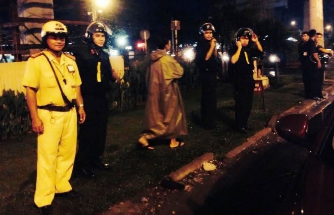 CSGT tay không bắt tên cướp hung hãn dọa nhiễm HIV