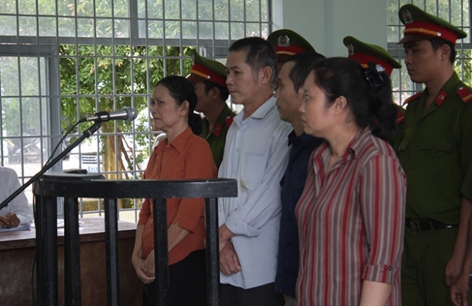 Tạt axit đoàn cưỡng chế, 12 người ra hầu tòa