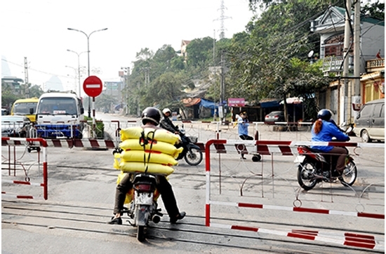 Cố tình vượt rào chắn khi tàu đến bị phạt bao nhiêu tiền?