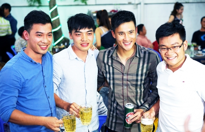 Vắng Thủy Tiên, Công Vinh thoải mái ăn nhậu với bạn bè