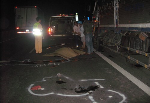 Nam thanh niên tử vong do tông vào đuôi xe tải đậu bên đường