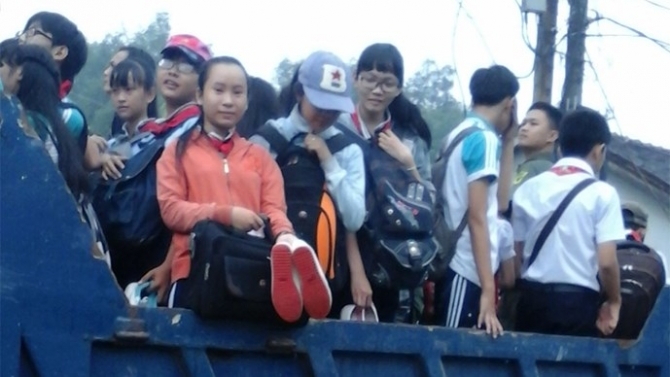 Nhà trường huy động ôtô chở 1.000 học sinh vượt lũ 