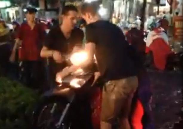 Cảm kích hai chàng Tây lội nước khiêng xe chết máy giúp người