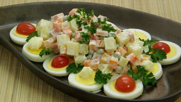 Thanh nhiệt bữa cơm trưa với món salad Nga chuẩn vị