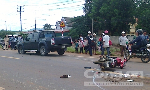 Xe máy kẹp 3 cố vượt xe buýt, thiếu nữ 19 tuổi tử vong tại chỗ