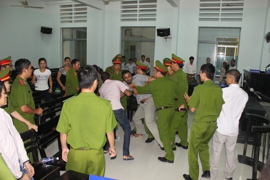 Tòa hoãn xử, hai bị cáo người Nigeria gây náo loạn tại tòa