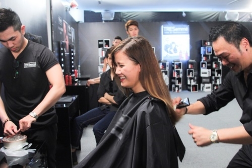 Thanh Hằng tận tình 