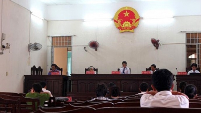 Thư ký tòa án làm giả quyết định ly hôn để có… tiền bồi dưỡng