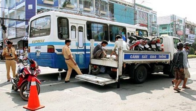 Xe máy va chạm ôtô khách, bé trai 2 tuổi chết thảm