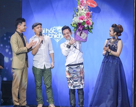 Hoài Lâm chững chạc thể hiện ca khúc tự sáng tác trên sân khấu BHYT tháng 9