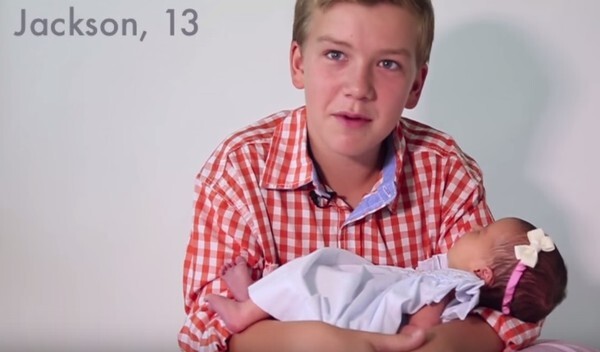 Cảm xúc khó tả của 6 ông anh trai khi lần đầu có em gái