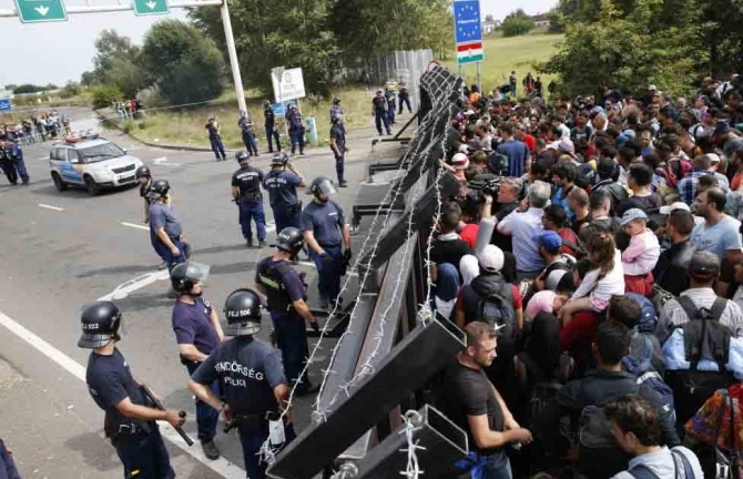 Thị trưởng Hungary tung clip như phim hành động, răn đe di dân