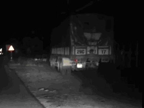 Bị truy đuổi, 2 đối tượng bỏ chạy để lại số lượng lớn thuốc nổ