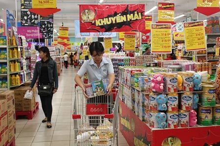 Hàng khuyến mại chất đống ở Sài Gòn