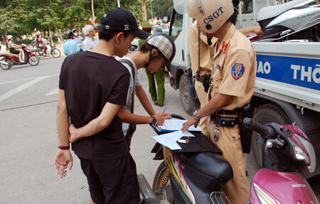 Khi bị CSGT kiểm tra, giấy tờ gì thay thế được bằng lái xe?
