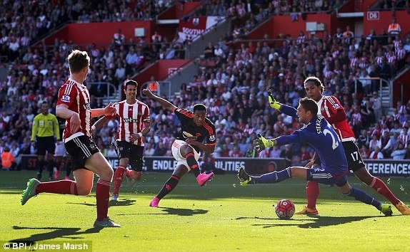 Southampton 2-3 M.U: Martial rực sáng trong lần đầu đá chính