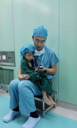 Ảnh bác sĩ vỗ về bé gái trước khi phẫu thuật khiến dân mạng 