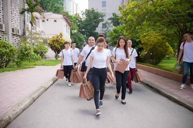 Hoàng Thùy Linh thăm và tặng quà các em nhỏ BV Nhi Trung ương