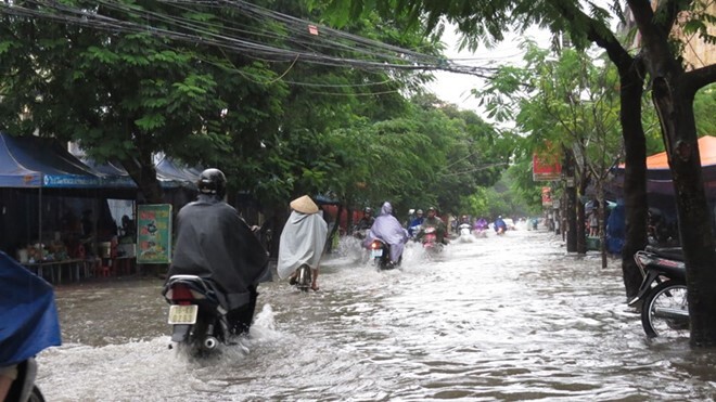 Mưa lớn lịch sử Hải Phòng: Người dân vật vã trên các cung đường