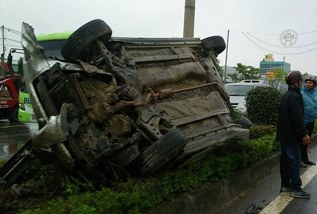 Taxi leo lên dải phân cách đâm trúng cột điện, 3 người nguy kịch