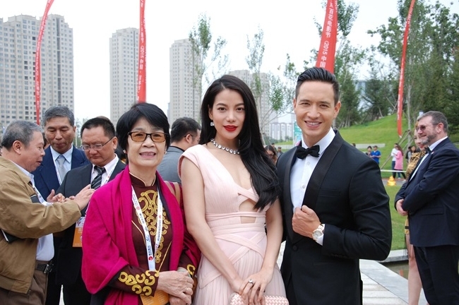 Trương Ngọc Ánh tình tứ khoác tay Kim Lý