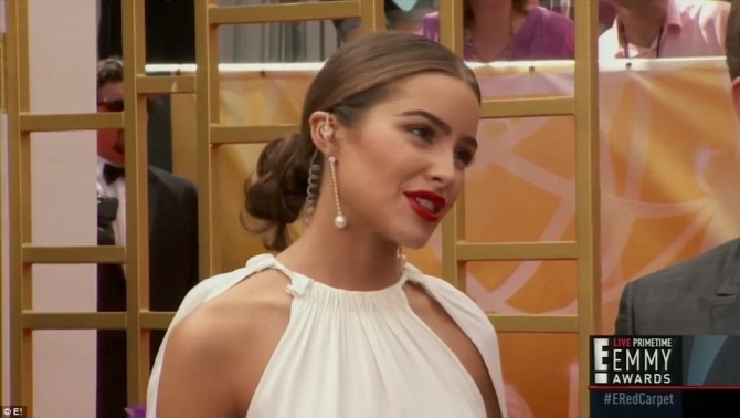 Hoa hậu hoàn vũ Mỹ ngất xỉu trên thảm đỏ Emmy 2015