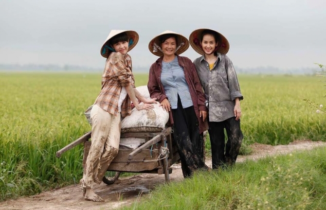 Những hình ảnh chân lấm tay bùn hiếm thấy của Ngọc Trinh