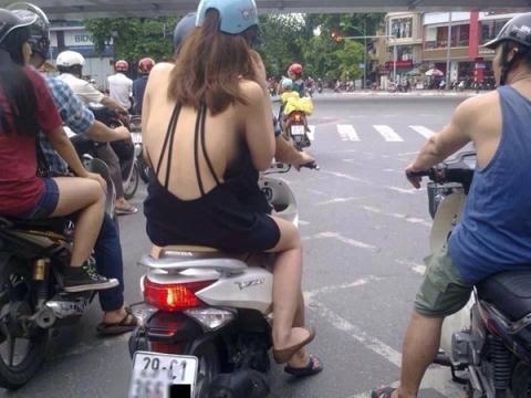 Con gái mặc hở hang ra đường, CSGT có được xử phạt?