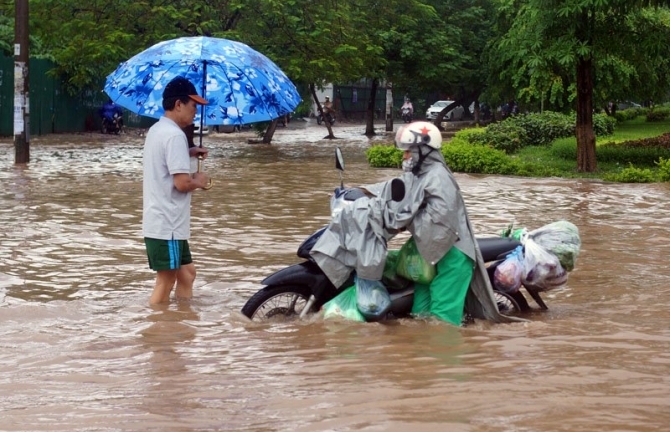 Mưa lớn dồn dập, đường phố Hà Nội lại thành sông