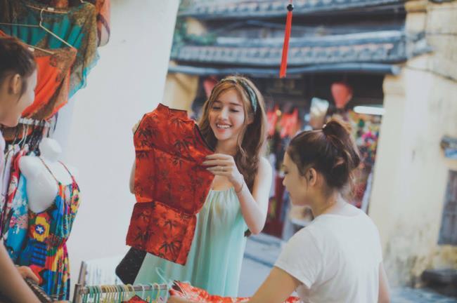 Elly Trần chọn quà trung thu truyền thống cho con gái