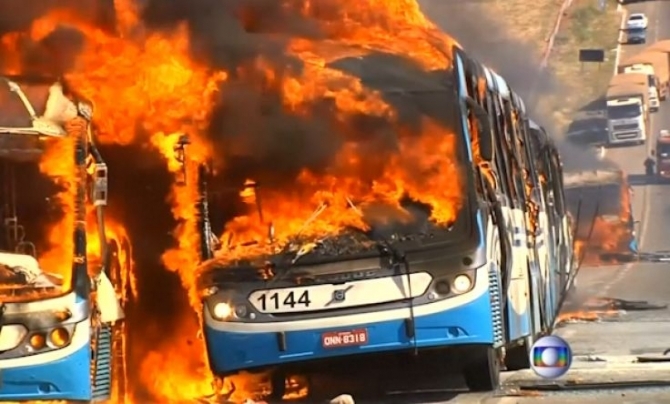 Brazil: Người dân đốt xe buýt đòi dịch vụ giao thông tốt hơn