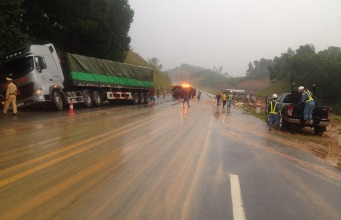 Xe đón dâu bị tai nạn trên cao tốc Nội Bài- Lào Cai, 6 người thương vong