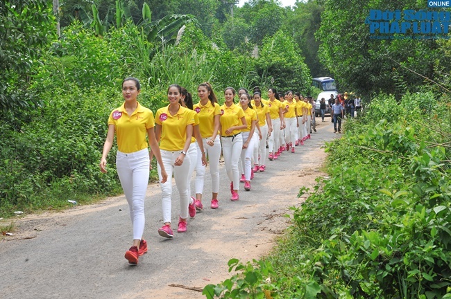 Thí sinh Hoa hậu Hoàn vũ Việt Nam trao nhà tình thương
