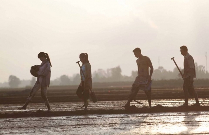 Loạt ảnh Ngọc Trinh lấm lem bùn lầy